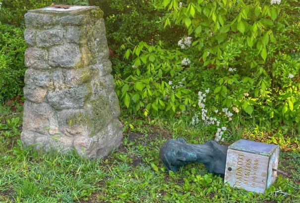 Ledöntötték Radnóti Miklós győri szobrát