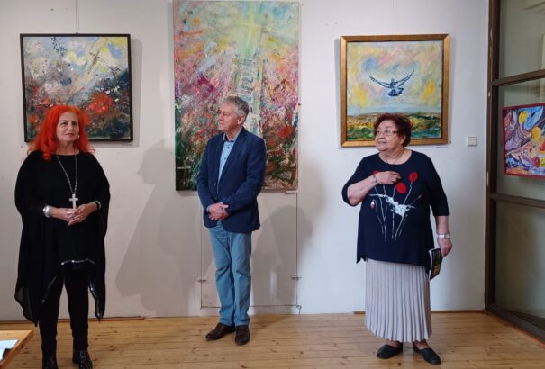 SZÍN TÉR címen különös színharmóniákban gazdag kiállítást láthatunk a Limes Galériában