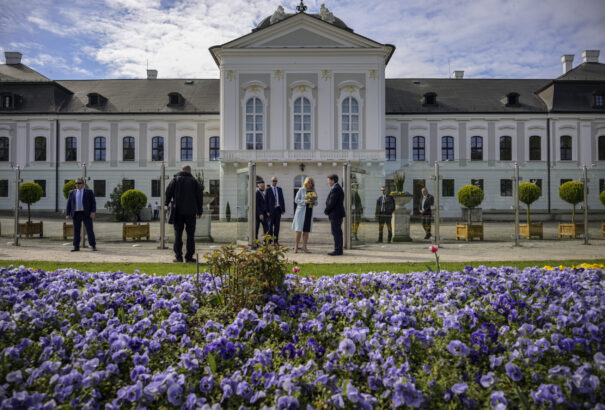 Čaputová távozása előtt újra megnyílt a Grassalkovich palota felújított kertje – Képekkel