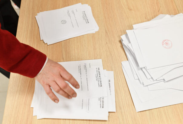 Érkeznek a részeredmények – itt követheti az államfőválasztás mindent eldöntő fordulójának alakulását