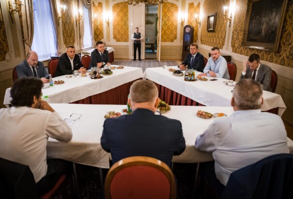 A Hlas szerint a koalíció nem a tárcák cseréjéről, hanem csak a házelnök személyéről tárgyal