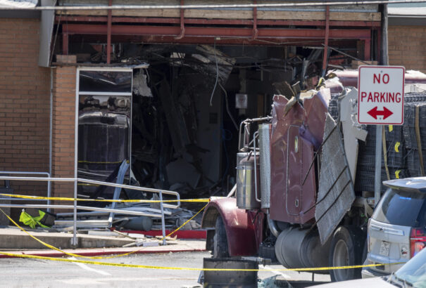 Egy ember meghalt, sokan megsebesültek, amikor egy férfi kamionnal hajtott egy hivatalba Texasban