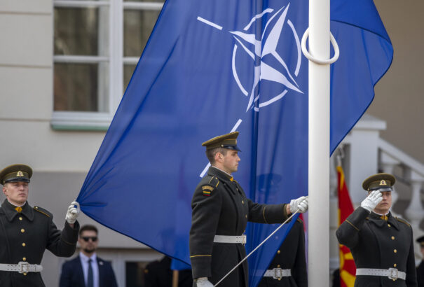 Kreml: Az Oroszország-NATO kapcsolatok a közvetlen konfrontáció szintjére romlottak