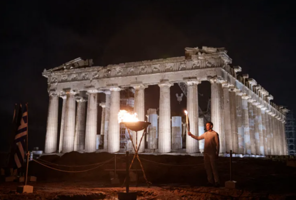 Megérkezett az olimpiai láng Athén ikonikus helyszínére