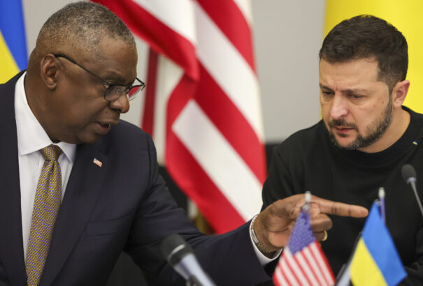 Az amerikai védelmi miniszter Ukrajnát kritizálta, amiért orosz finomítókat támad