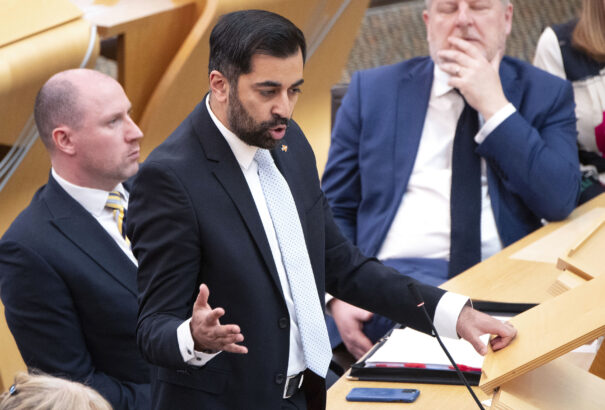 Bedőlni látszik a muszlim vezette skót kormány