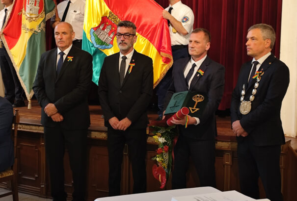 A komáromi kórház igazgatója nyerte el a város díszpolgári címét