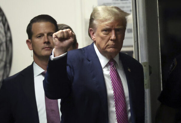 Esküdtválogatás és nyilvános önégetés után elkezdődik Donald Trump első büntető pere