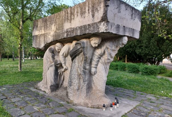 Mécsesek meggyújtásával tisztelegtek Komáromban a Felvidékről kitelepítettek előtt