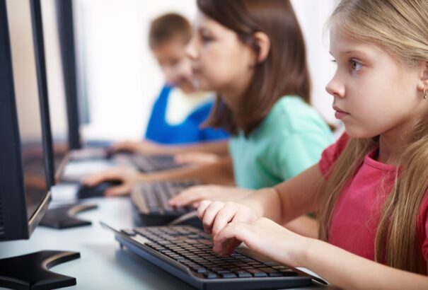 Mutatjuk, mennyi időt töltenek a fiatalok az interneten