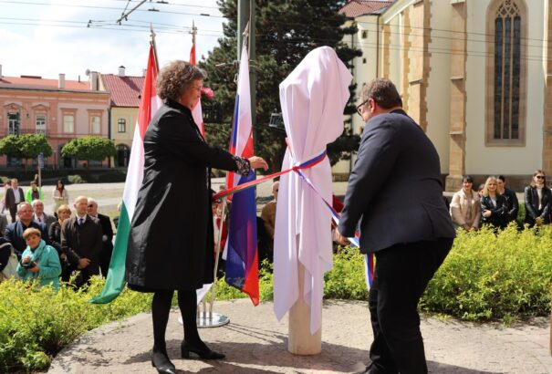 Leleplezték Petőfi Sándor szobrát Eperjesen