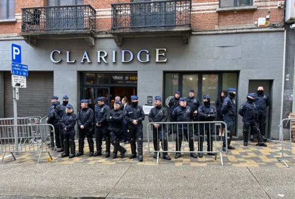 Éjszakai fordulat Brüsszelben – engedélyezte a bíróság a jobboldali konferencia megtartását