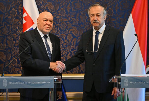 Forró és Berényi üdvözli a Magyar-Szlovák Kisebbségi Vegyes Bizottság jegyzőkönyvének aláírását