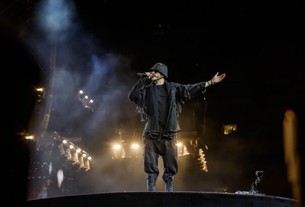 Megkezdődött Azahriah koncertsorozata a Puskás Stadionban