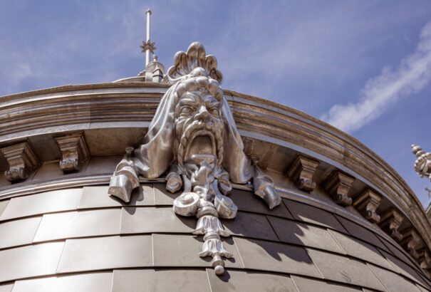 Budai Várnegyed: Felhelyezték az utolsó díszítőelemeket a Vöröskereszt-székház kupolájára