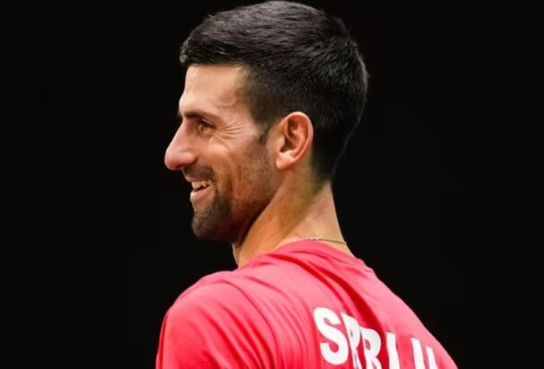 Vizes palack találta fejbe Novak Djokovics szerb teniszezőt