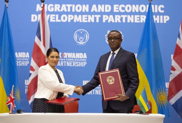 Nagy-Britannia: Megkezdődött a Ruandába áttelepítendő menedékkérők őrizetbe vétele