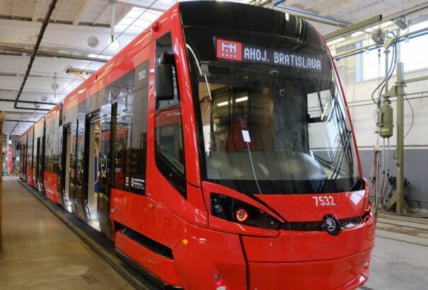 Teljes a pozsonyi kétirányú villamosflotta – megérkezett az utolsó darab is