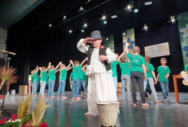 Az idei tanév látványos sikereit sorakoztatta fel a komáromi Jókai Mór Alapiskola ünnepi műsora