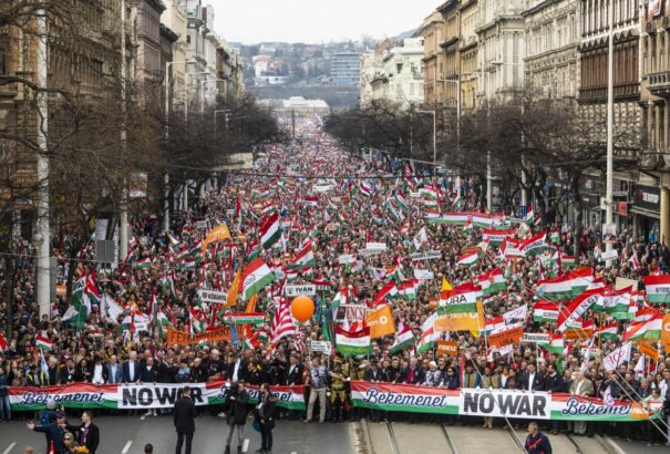 Bayer Zsolt: a normális világ és a béke mellett kell kiállni a békemeneten