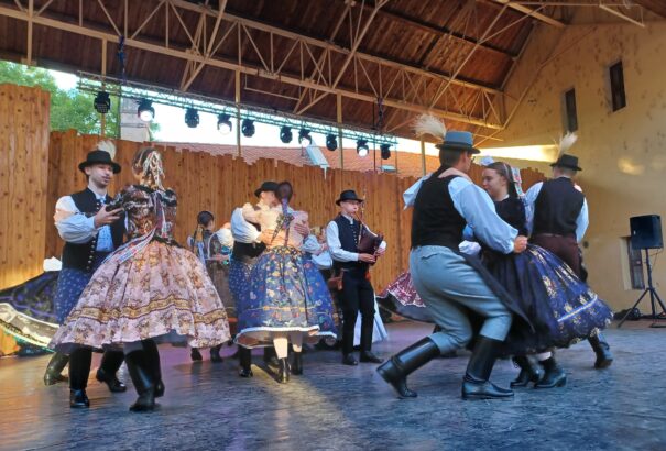 Pezsgő hangulatot hozott Komáromba a Szlovákiai Magyar Táncháztalálkozó – Képekkel