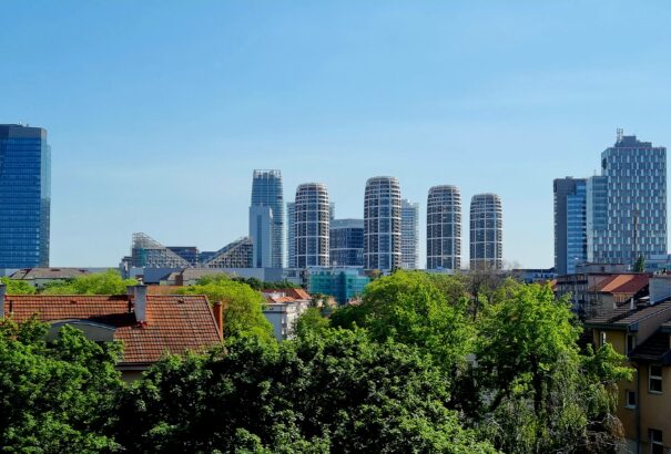 Nyugaton felhős és hűvösebb, keleten napos és melegebb időnk lesz