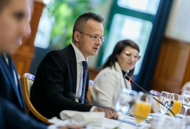 Szijjártó: Magyarország semmilyen módon nem vesz részt az ukrán katonák kiképzésében és a fegyverszállításban