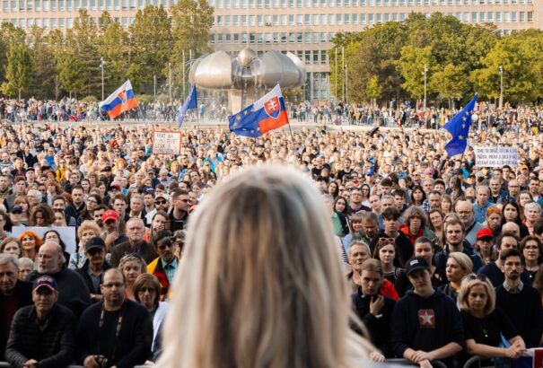 Néhány ezren tüntettek az RTVS és a 2. nyugdíjpillér miatt Pozsonyban