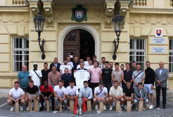 A városházán fogadta a bajnok KFC csapatát Komárom vezetése – fotók