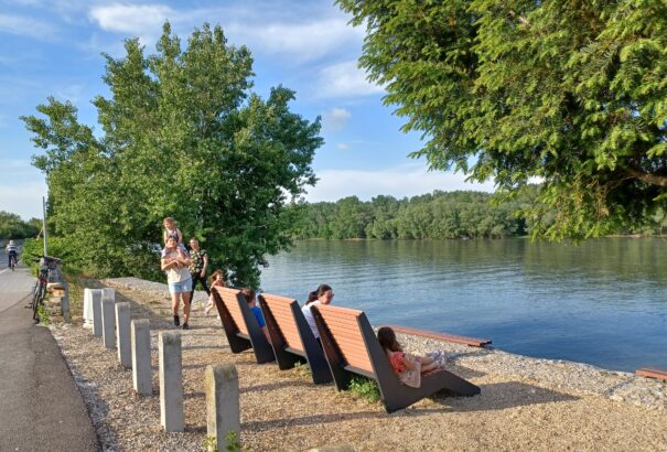 Pihenőágyakon élvezhetjük a természet szépségét  a Vág folyó mentén