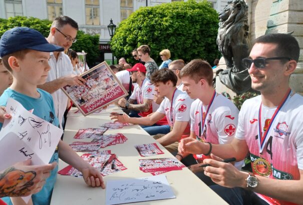 Egész Komárom ünnepelte az országos bajnok férfi röplabdacsapatot – Képgalériával