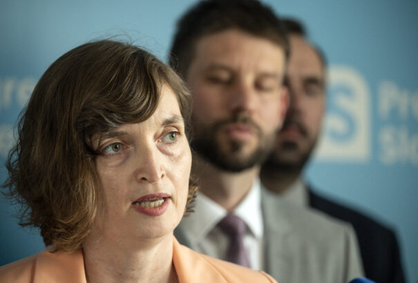 A KÚ konzervatívjai nehezítenék a jogi nemváltást. A KDH nem tudja mit akar, a PS öngyilkosságokkal riogat