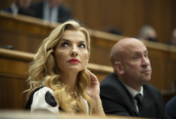 A kormány nem ért egyet a Šimkovičová kulturális miniszter leváltását célzó indítvánnyal