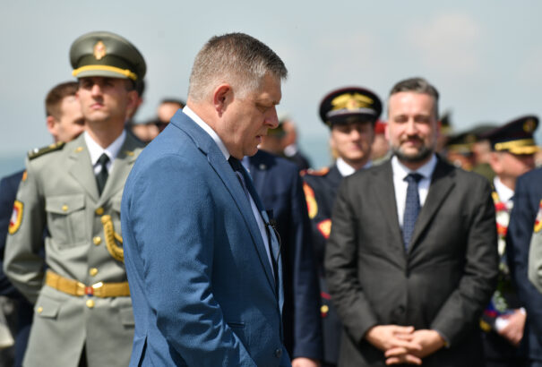 Merénylet Fico ellen: A kormányfőt életveszélyes állapotban szállították kórházba