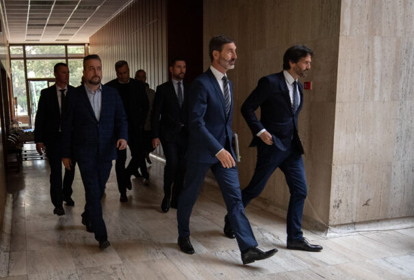 Merénylet után sem lassít a kormány, folytatódik a törvényalkotás