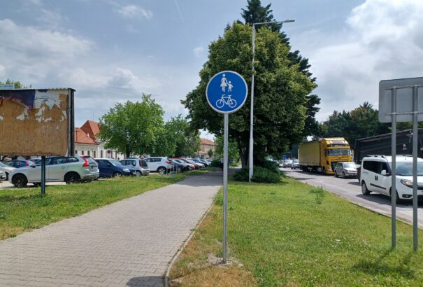 Komárom bringásai lelkesen fogadják az új kerékpáros útszakaszok kiépítését