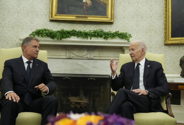 A román államfőt fogadta a Fehér Házban Joe Biden elnök