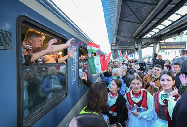 Székelyek ezreinek hangja kísérte az anyaországi zarándokokat Csíksomlyóra – fotók