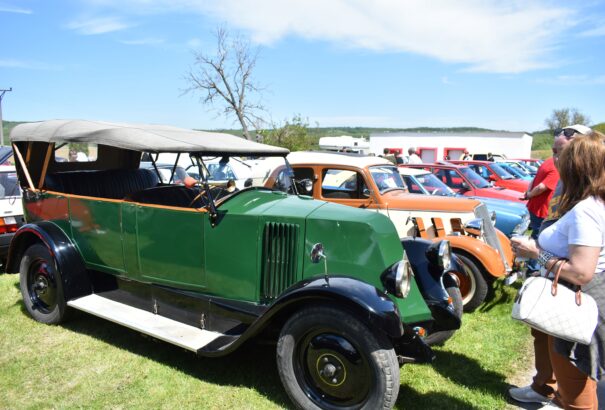 Sőregen ismét felvonultak a keleti blokk veterán autói – képekkel