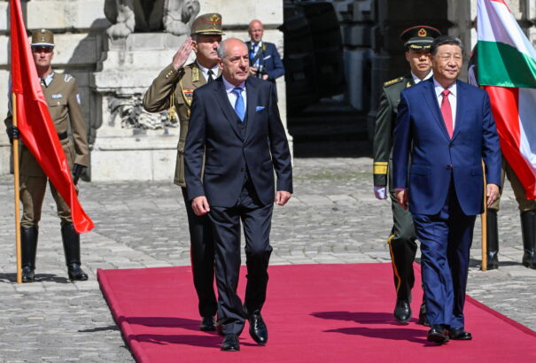Katonai ceremóniával fogadták a kínai államfőt