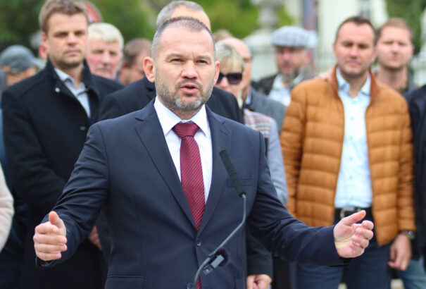 Pártfogó felügyelet alá helyezték azt a személyt, aki megfenyegette Becíket