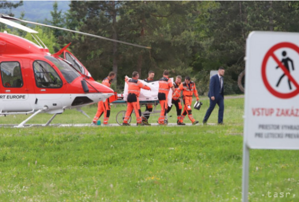 Merénylet Fico ellen: Továbbra is az intenzív osztályon kezelik a kormányfőt, újabb műtéten esett át