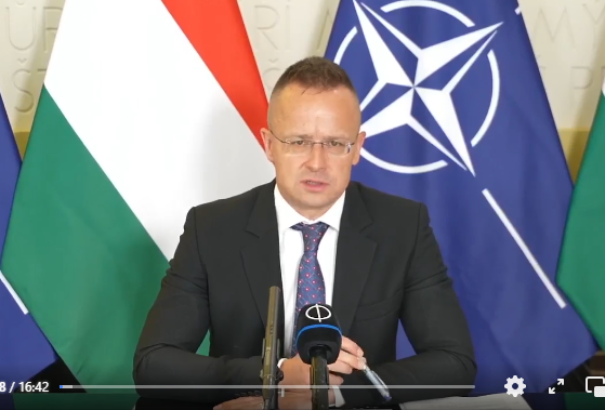Szijjártó Péter: a kormány nem engedi, hogy Magyarországot is beszippantsa a NATO háborús őrülete