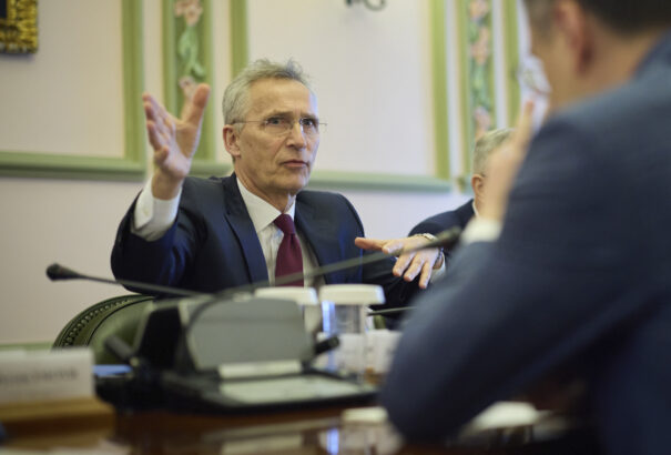 Stoltenberg felszólította a nyugatiakat: engedélyezzék Ukrajnának, hogy fegyvereikkel Oroszországot támadja