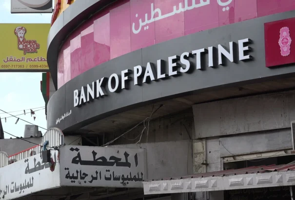 Le Monde: Fegyveres csoportok 70 millió dollárt loptak el egy banktól Gázában