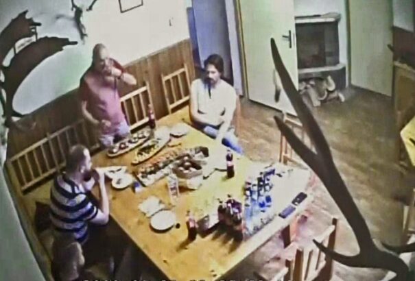 Vád alá helyezhetik a rendőrt, aki lehallgattatta Kaliňákékat a Léva melletti vadászházban