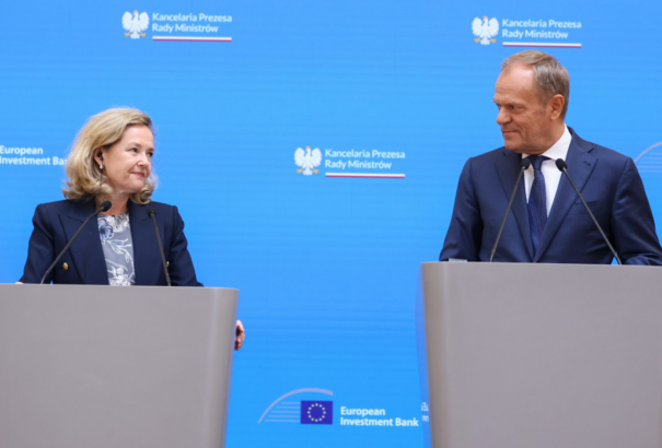 Tusk: Varsó 300 millió eurós hitelt vesz fel az EIB-től az európai légvédelemhez kapcsolódó műholdprogramra