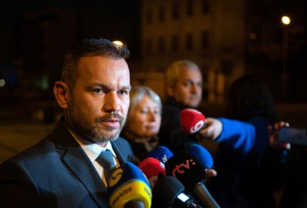 Azzal fenyegették meg Branislav Becíket, a Hlas EP-listájának vezetőjét, hogy lelövik