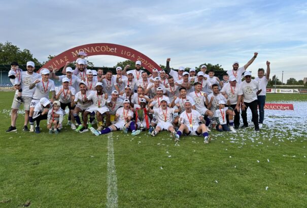 Átvette a bajnoki trófeát a Komáromi FC – így ünnepeltek a lila-fehérek – videók