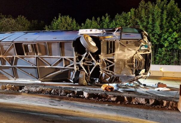 Egy szlovák rendszámú autóbusz karambolozott Ausztriában. Tíz ember megsérült